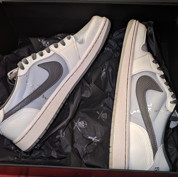 Custum Jordan 1 lows "PLAYSTATION" BY SHOE SURGEON - Picture 6 of 8